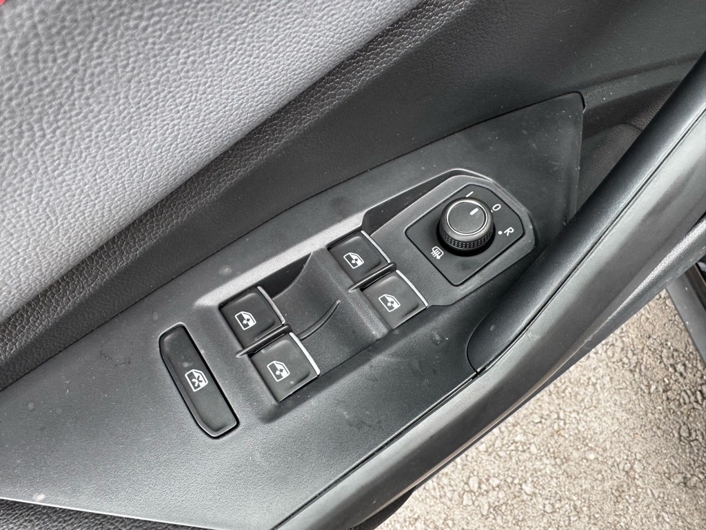 Vehicle image 21 of 35