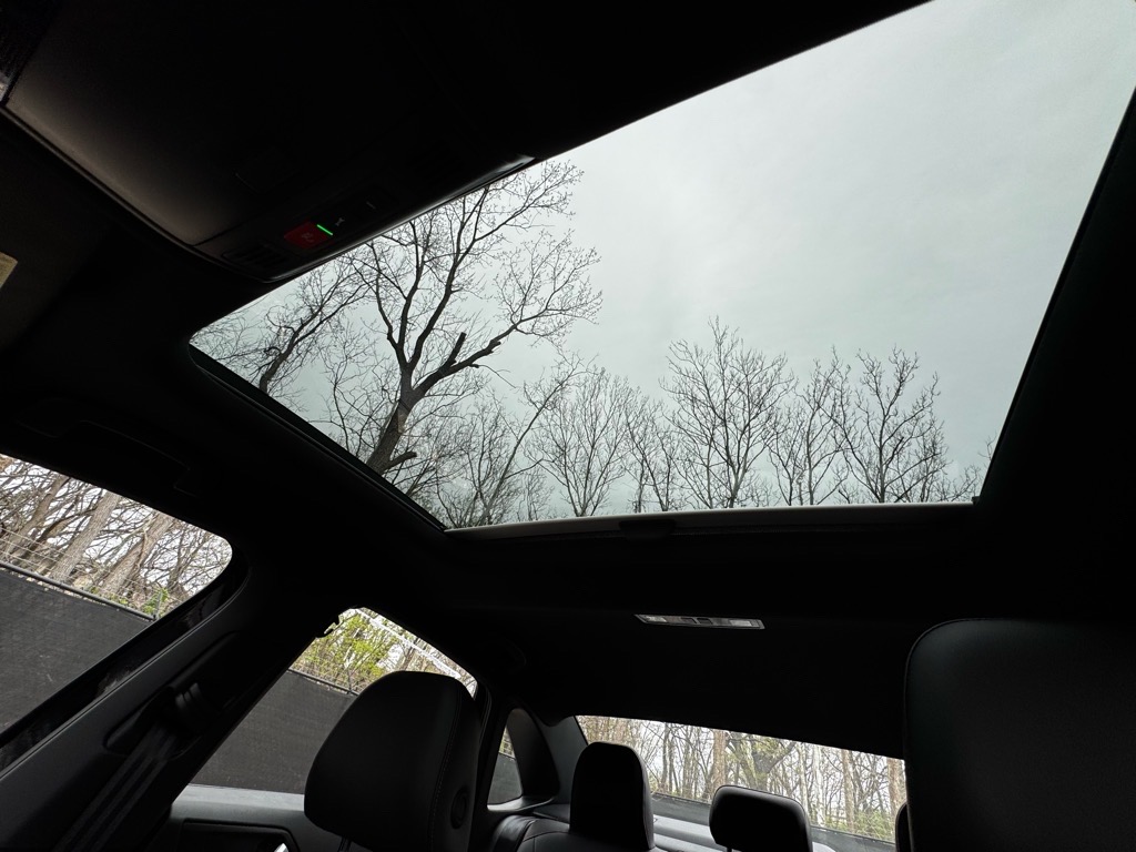 Vehicle image 33 of 35