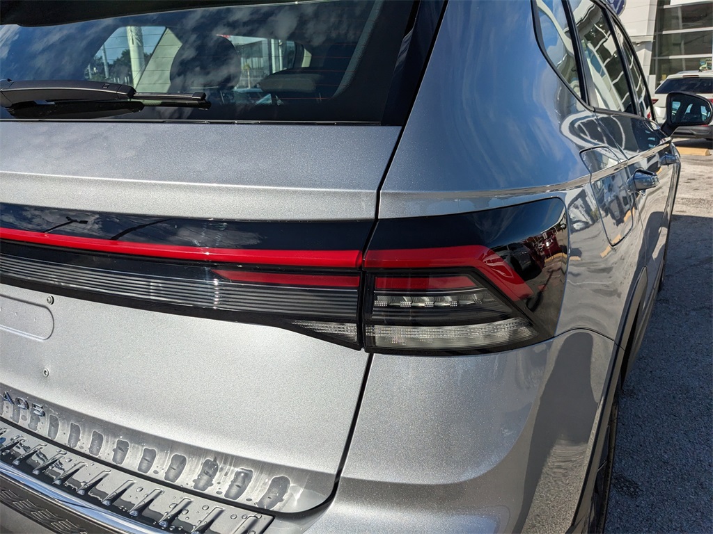 Vehicle image 11 of 29