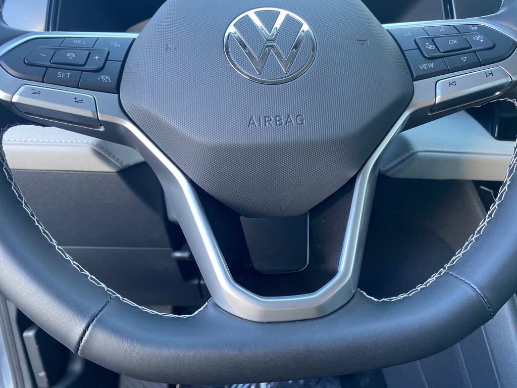 Vehicle image 17 of 32