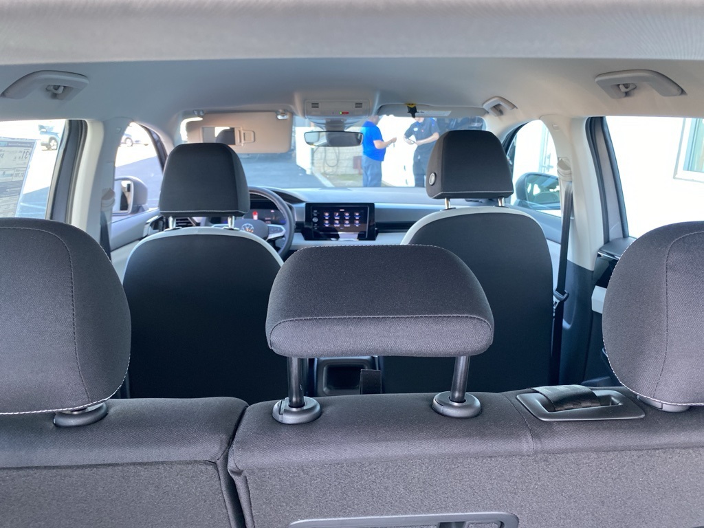 Vehicle image 27 of 32