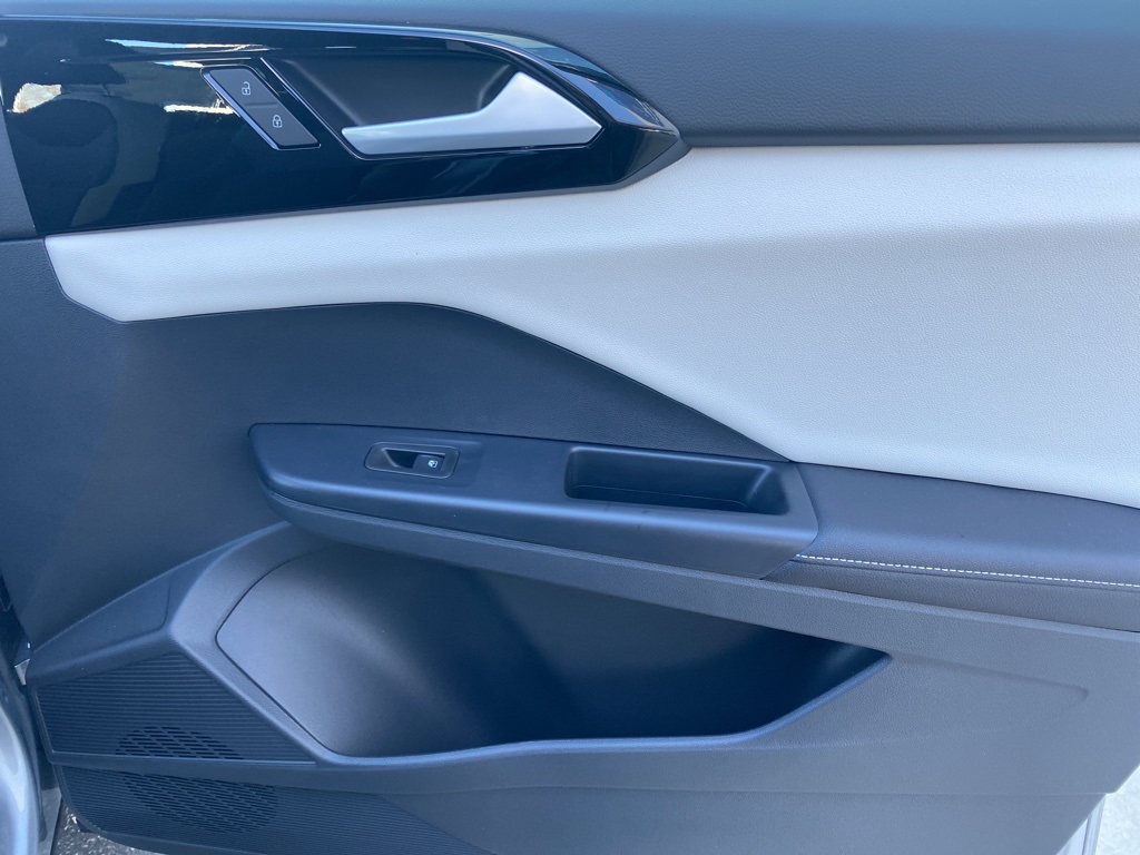 Vehicle image 24 of 32