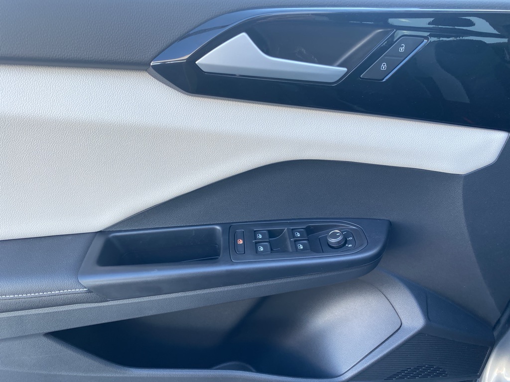 Vehicle image 23 of 32