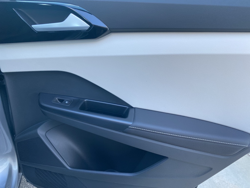 Vehicle image 25 of 32