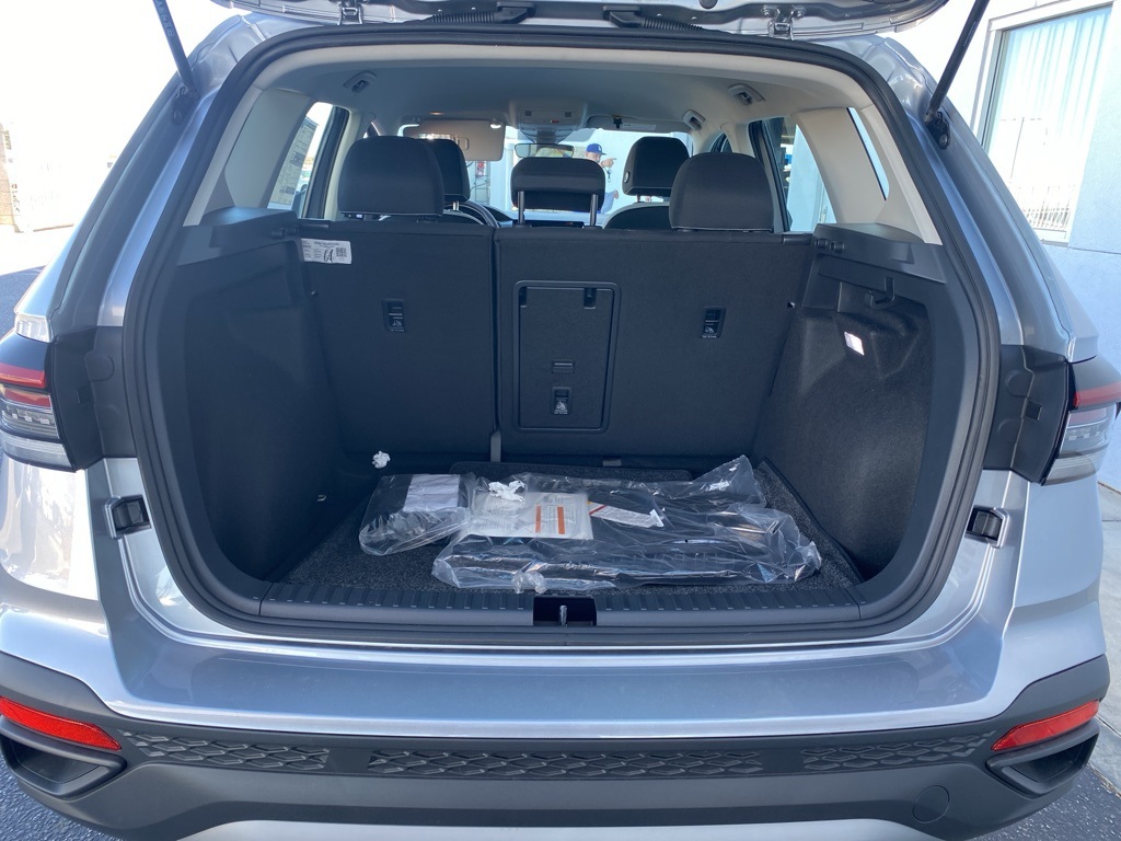 Vehicle image 28 of 32