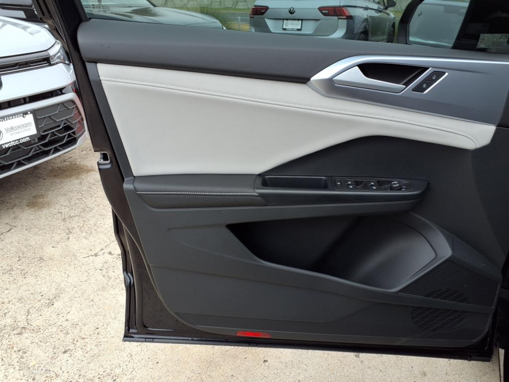 Vehicle image 16 of 20