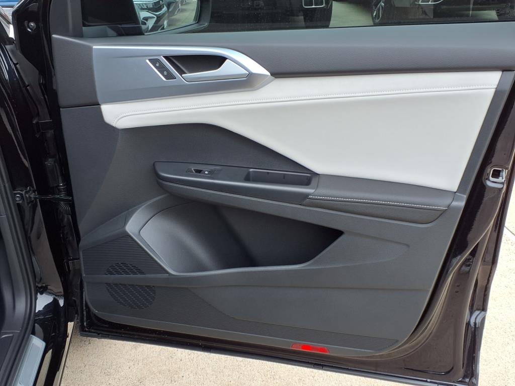 Vehicle image 10 of 20