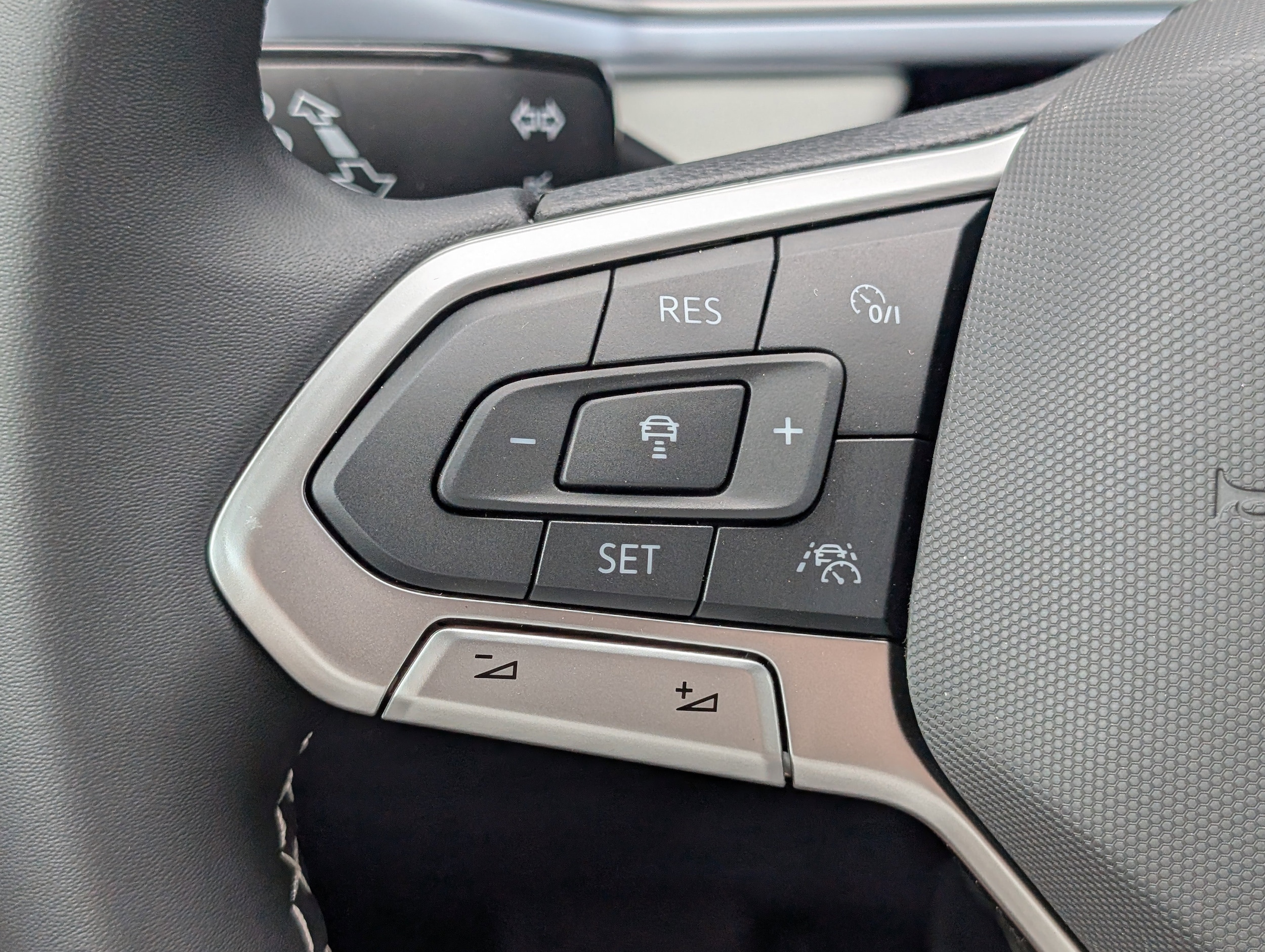 Vehicle image 25 of 33