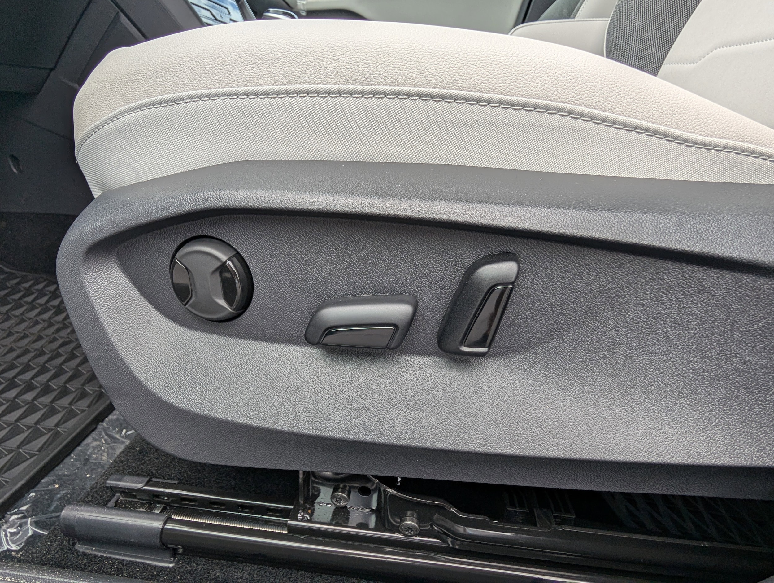 Vehicle image 27 of 33