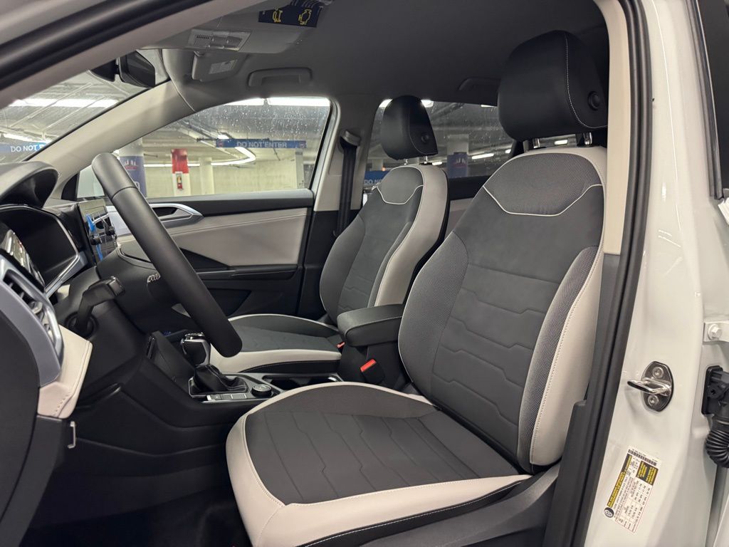 2025 Volkswagen Taos SE Image 13 of 40