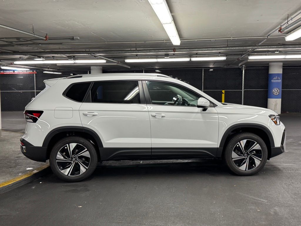 2025 Volkswagen Taos SE Image 5 of 40