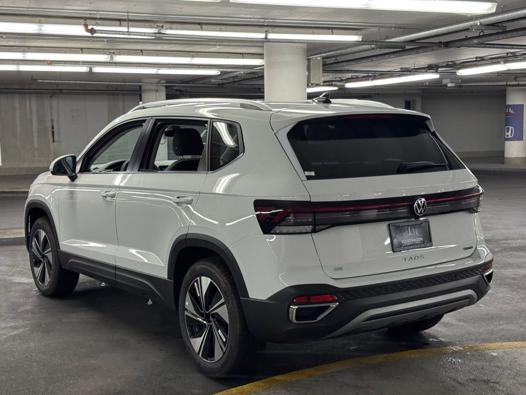2025 Volkswagen Taos SE Image 8 of 40
