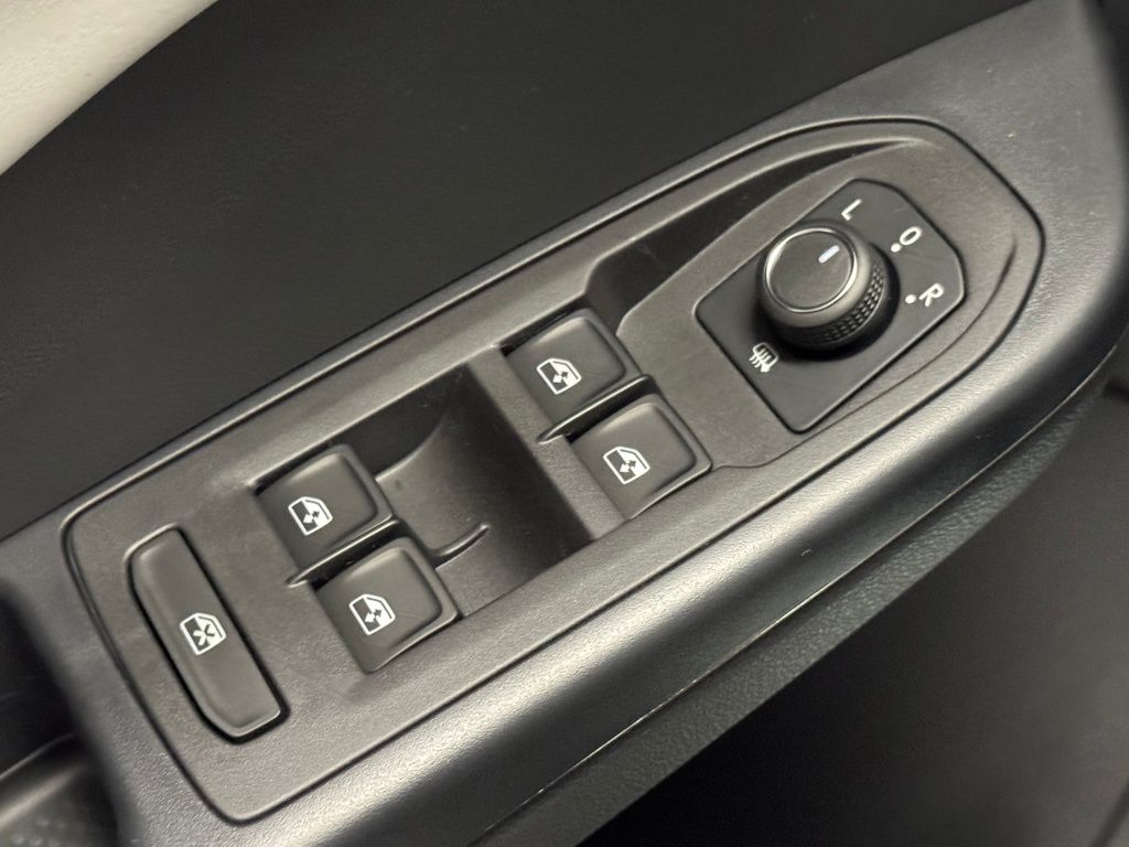 2025 Volkswagen Taos SE Image 35 of 40