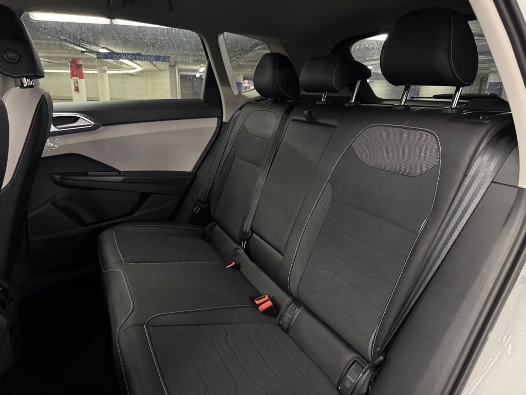 2025 Volkswagen Taos SE Image 12 of 40