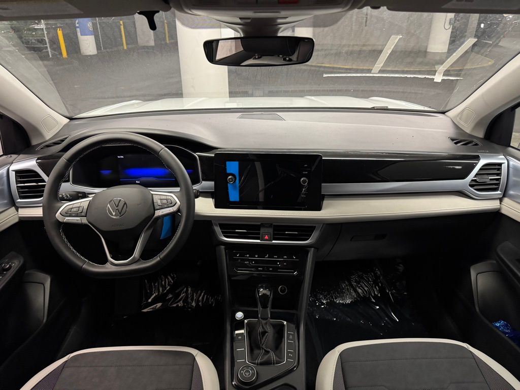 2025 Volkswagen Taos SE Image 15 of 40