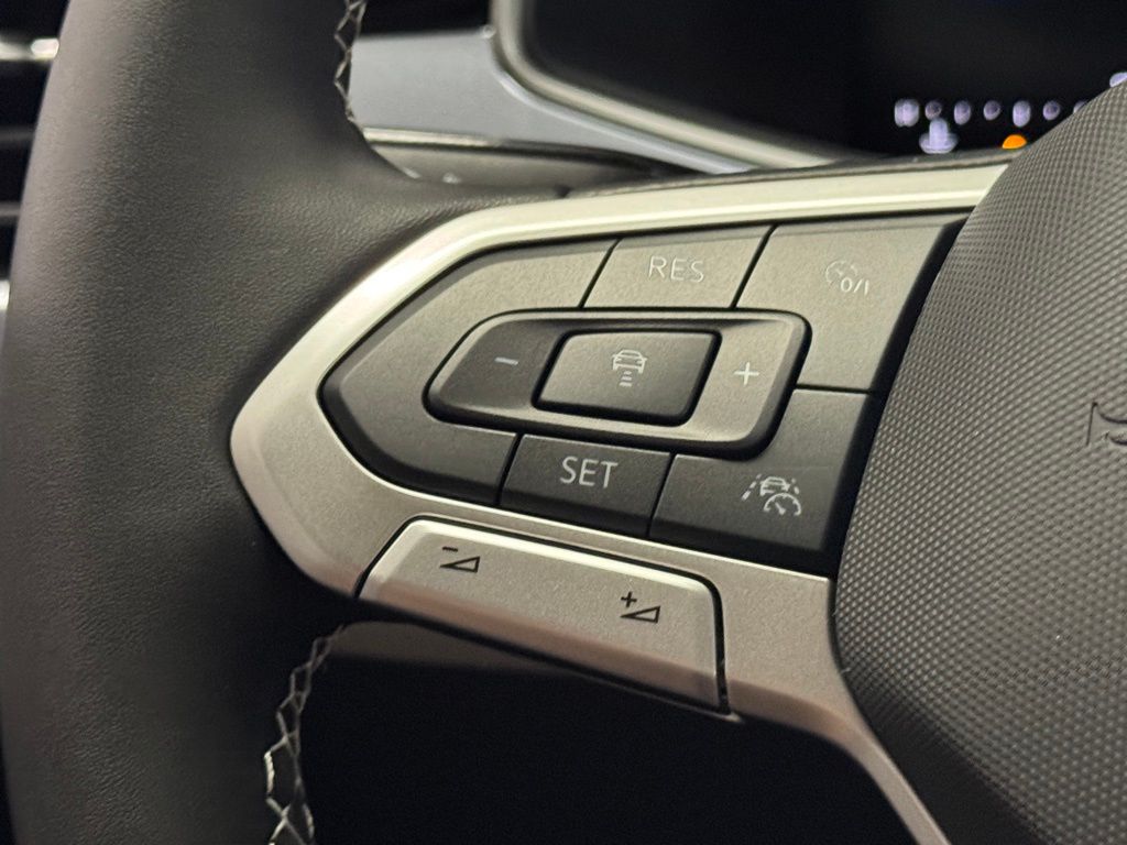 2025 Volkswagen Taos SE Image 33 of 40