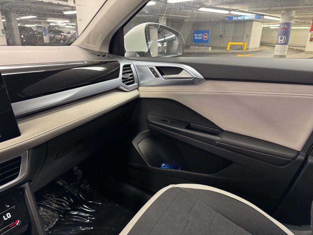 2025 Volkswagen Taos SE Image 16 of 40