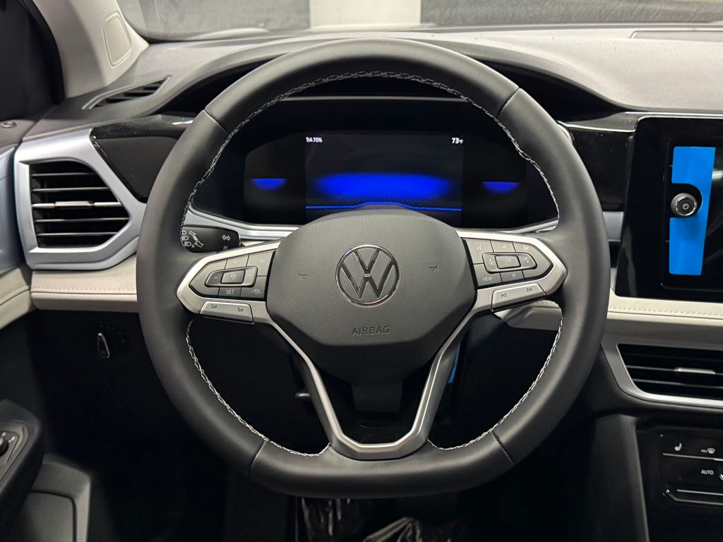 2025 Volkswagen Taos SE Image 17 of 40