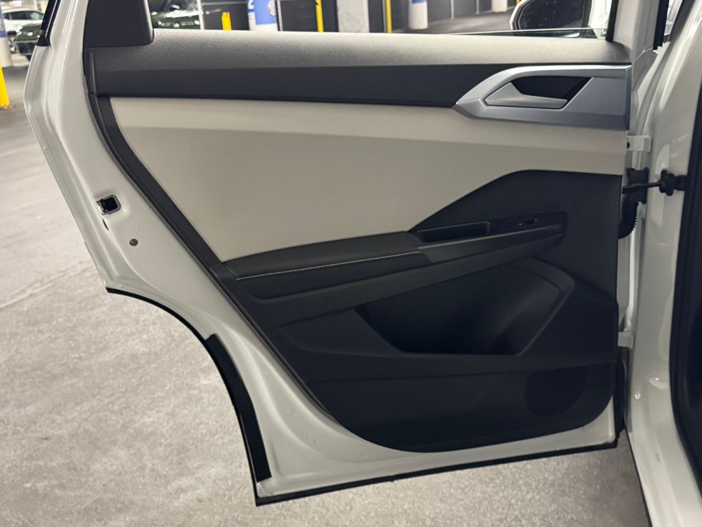 2025 Volkswagen Taos SE Image 25 of 40