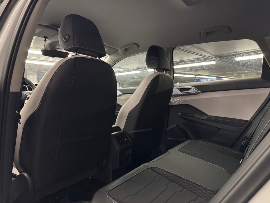 2025 Volkswagen Taos SE Image 14 of 40