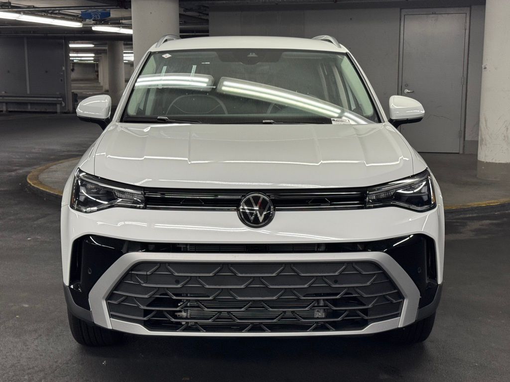 2025 Volkswagen Taos SE Image 3 of 40