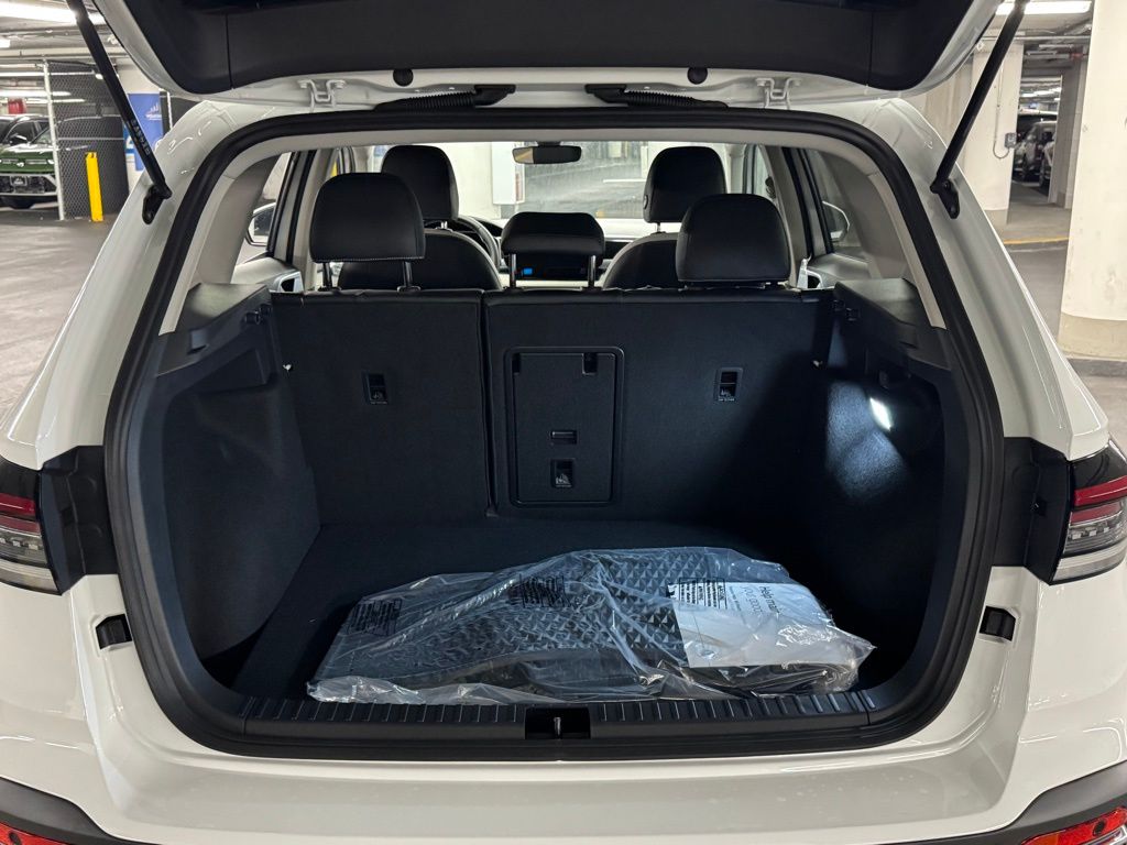 2025 Volkswagen Taos SE Image 11 of 40