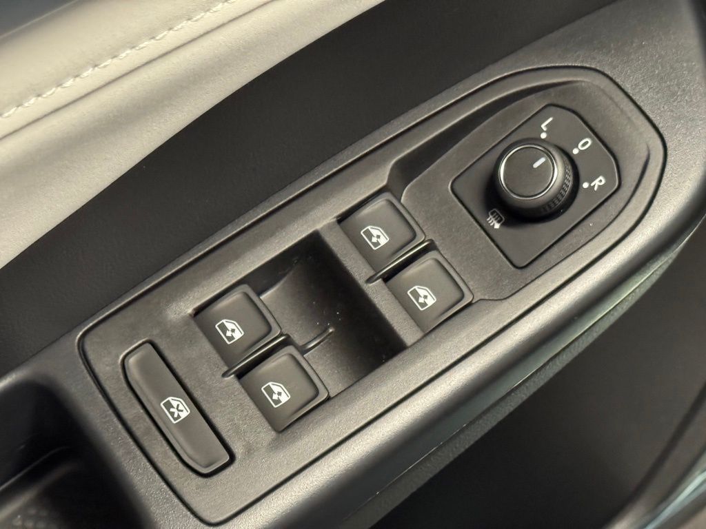 2025 Volkswagen Taos SE Image 25 of 38