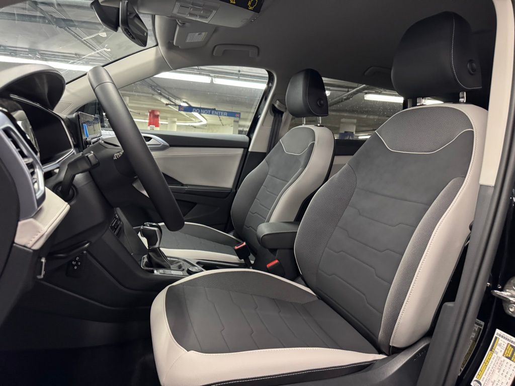 2025 Volkswagen Taos SE Image 12 of 38