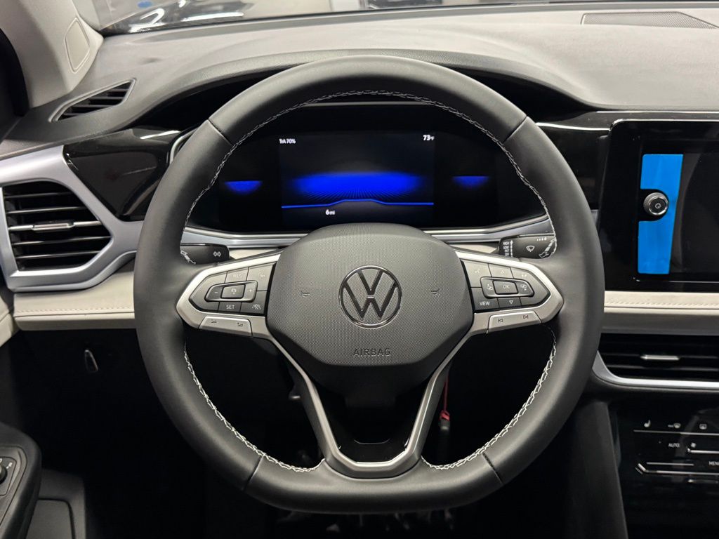 2025 Volkswagen Taos SE Image 17 of 38