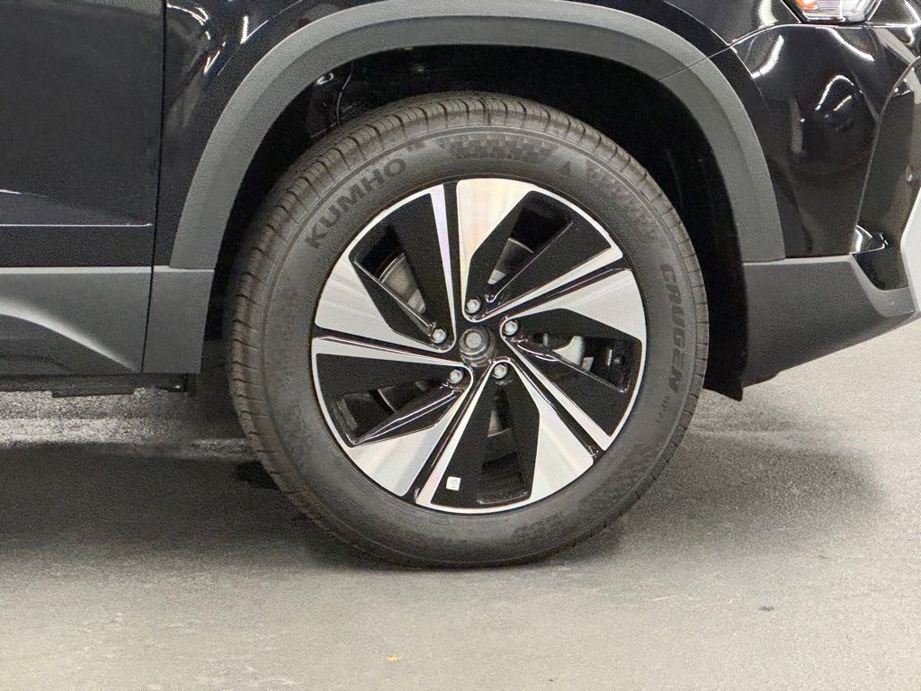 2025 Volkswagen Taos SE Image 10 of 38