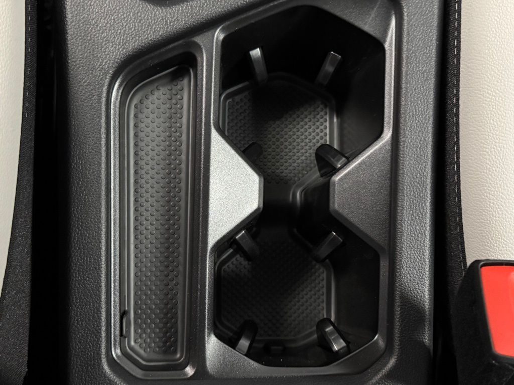 2025 Volkswagen Taos SE Image 27 of 38