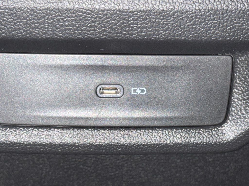 2025 Volkswagen Taos SE Image 24 of 38