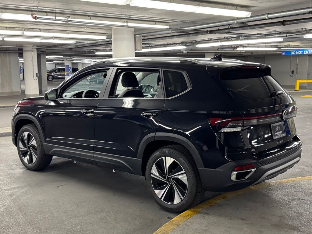 2025 Volkswagen Taos SE Image 8 of 38