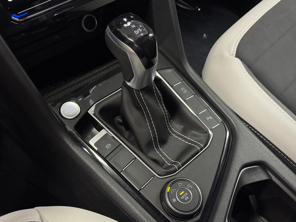 2025 Volkswagen Taos SE Image 21 of 38