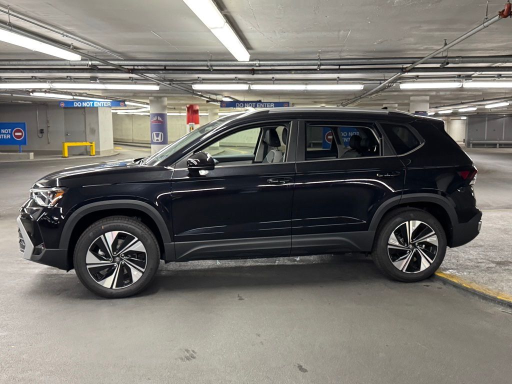 2025 Volkswagen Taos SE Image 9 of 38