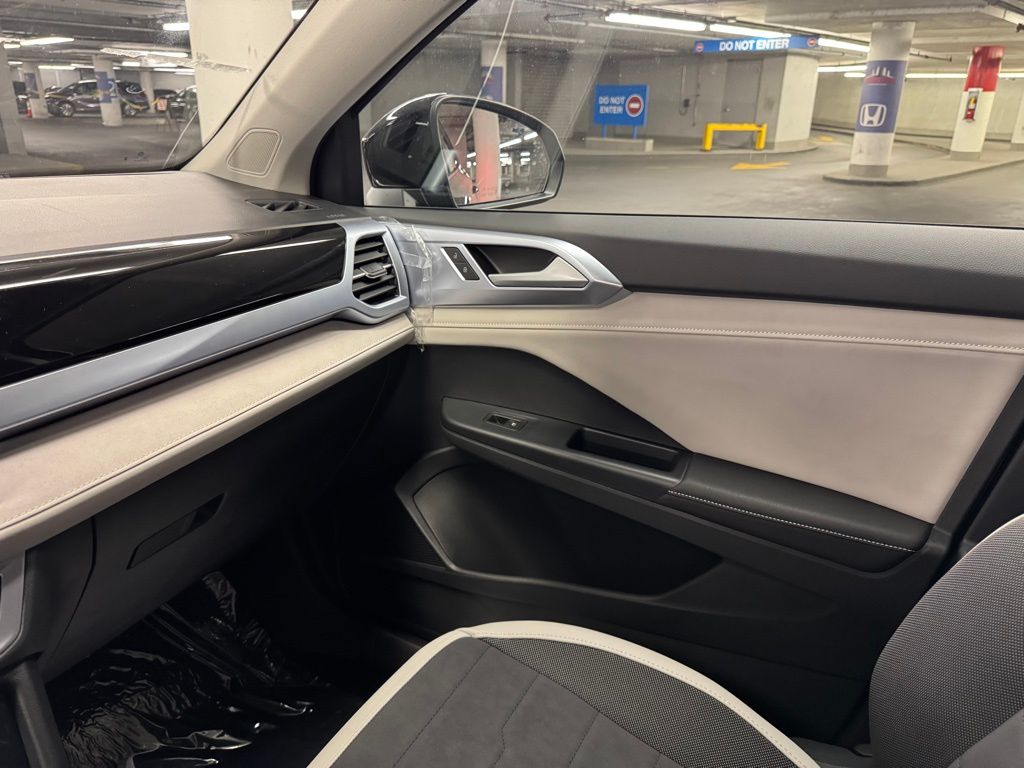 2025 Volkswagen Taos SE Image 16 of 38