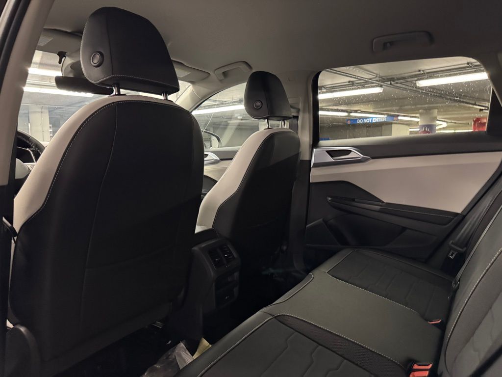 2025 Volkswagen Taos SE Image 14 of 38