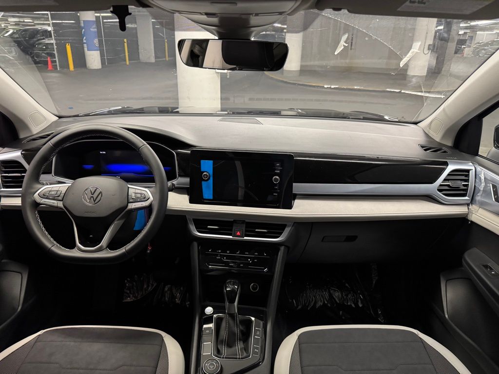 2025 Volkswagen Taos SE Image 15 of 38