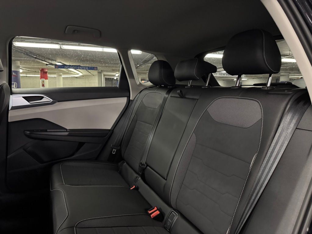 2025 Volkswagen Taos SE Image 13 of 38
