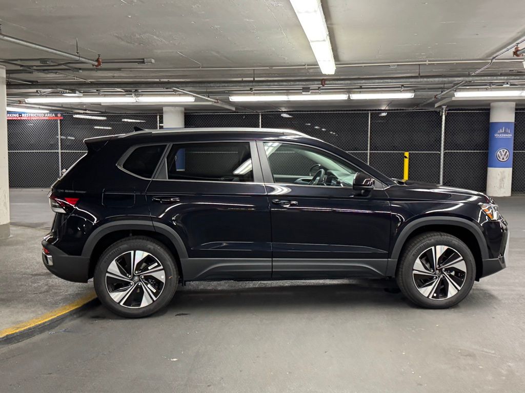 2025 Volkswagen Taos SE Image 5 of 38