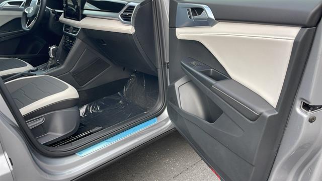 Vehicle image 15 of 34