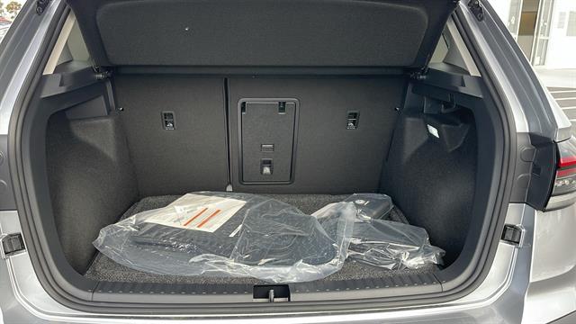 Vehicle image 32 of 34