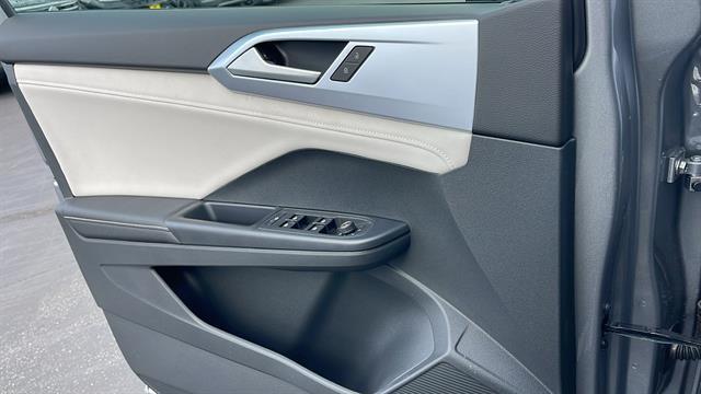 Vehicle image 21 of 34