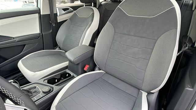 Vehicle image 25 of 34