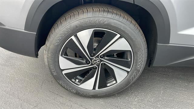 Vehicle image 33 of 34