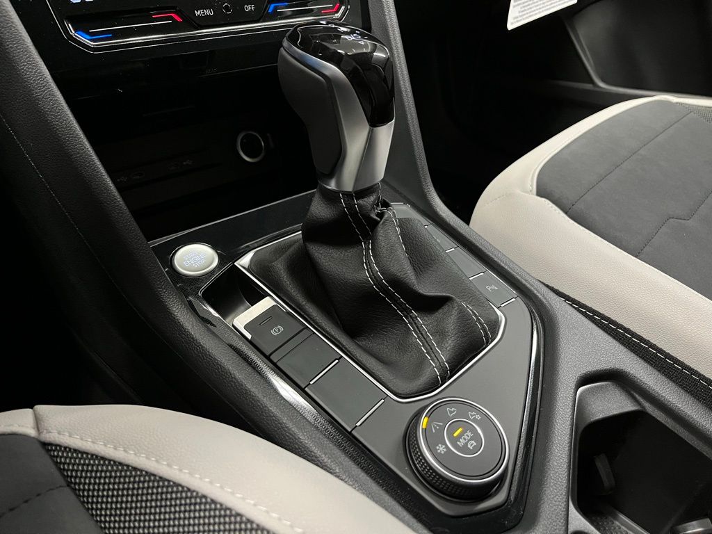 2025 Volkswagen Taos SE Image 21 of 40