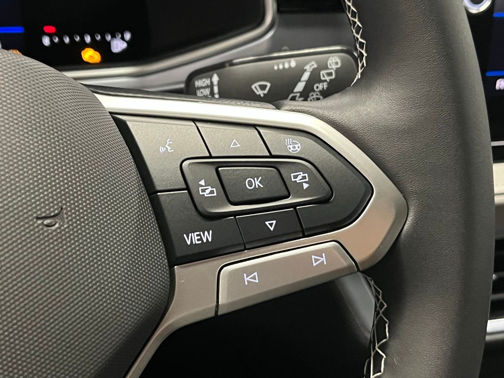 2025 Volkswagen Taos SE Image 33 of 40