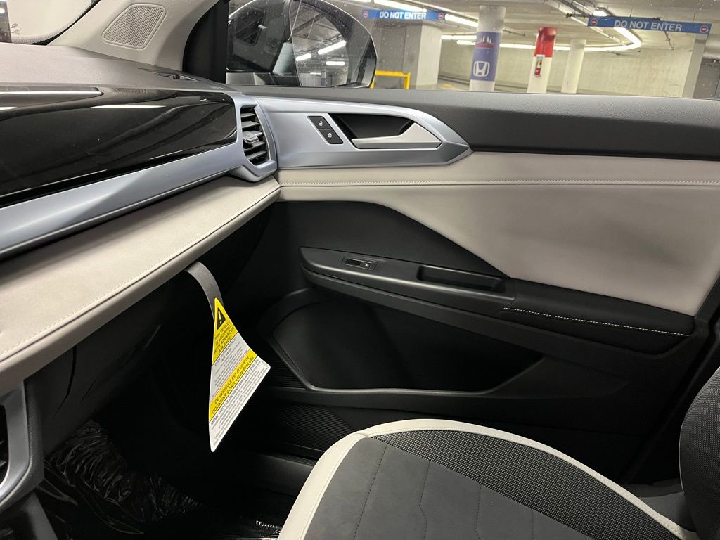 2025 Volkswagen Taos SE Image 16 of 40