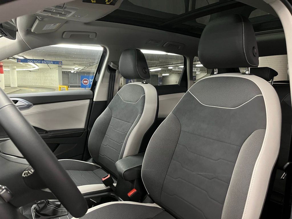 2025 Volkswagen Taos SE Image 14 of 40