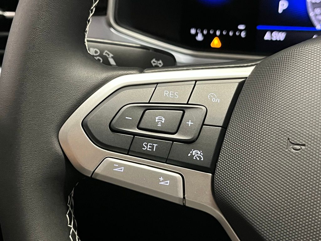 2025 Volkswagen Taos SE Image 25 of 40